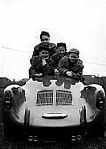 Die Söhne von Ferry Porsche 1954: Hans-Peter (*1940), Ferdinand Alexander (*1935), Gerhard (*1938) und Wolfgang (*1943) in einem Porsche 550 Spyder (v. l.)